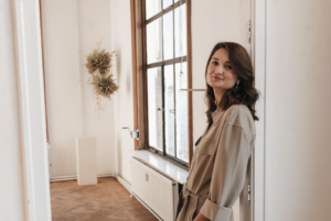 Op deze foto zie je onderneemster Marissa Bonants, de oprichtster van The Money Making Impact School