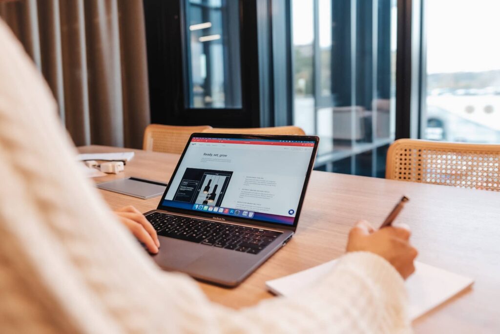 Geen sales cover Op deze foto zie je een vrouw die achter haar laptop zit en aan het schrijven is, omdat ze geen sales heeft.
