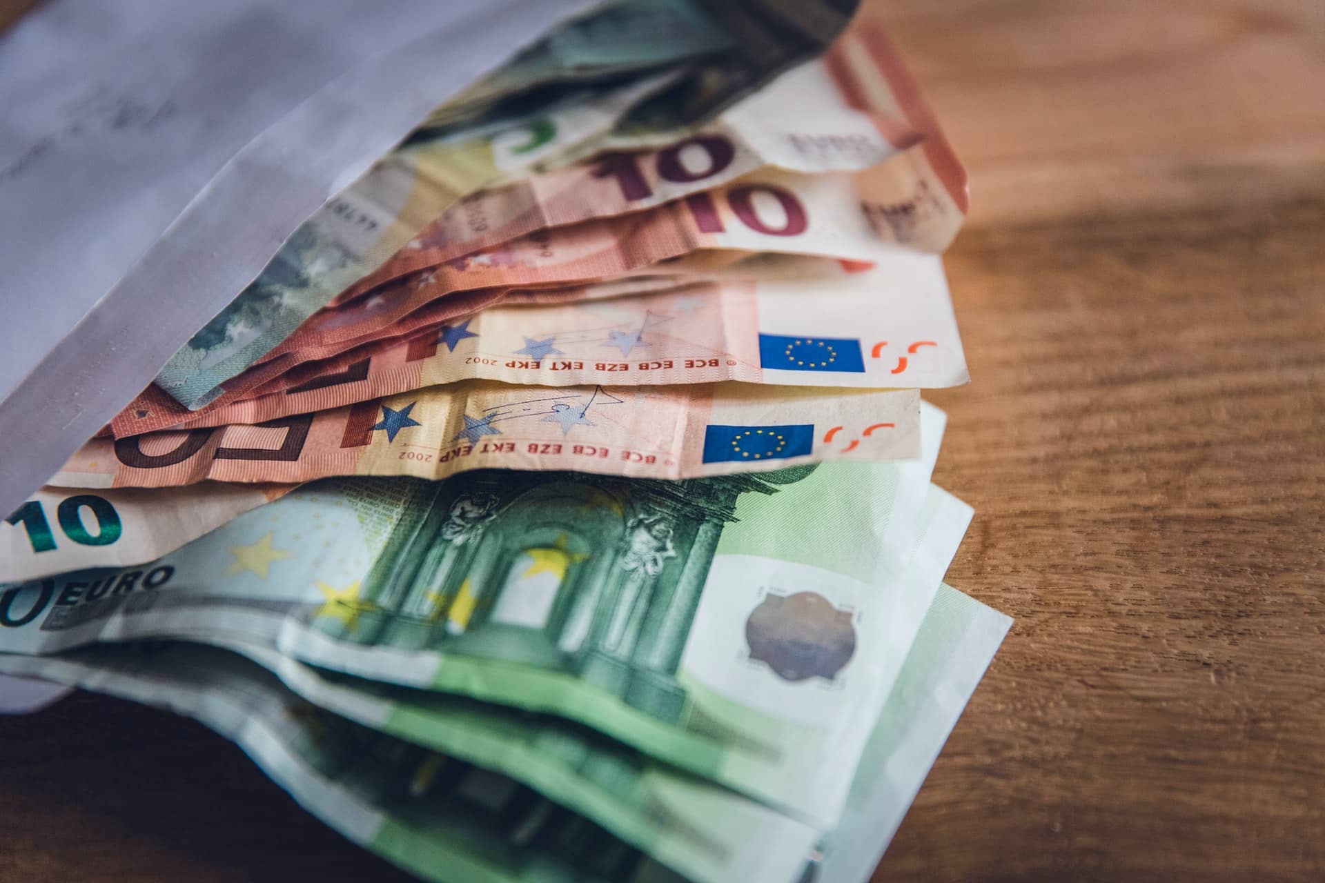 Nee verkopen kan je op lange termijn veel winst opleveren. Op deze foto gemaakt door Markus Spiske zie je een envelop met euro's.
