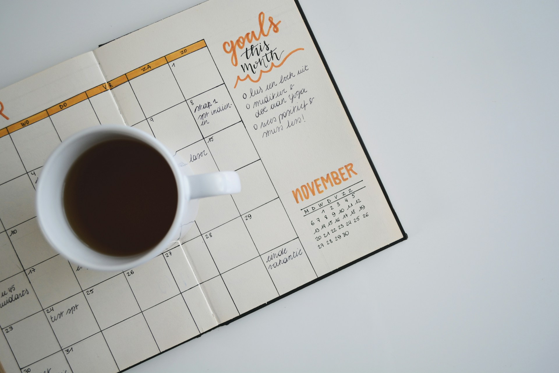 Wat zijn financiële doelen? Deze foto laat een planner zien waarop staat 'Goals' met een to-do lijst.