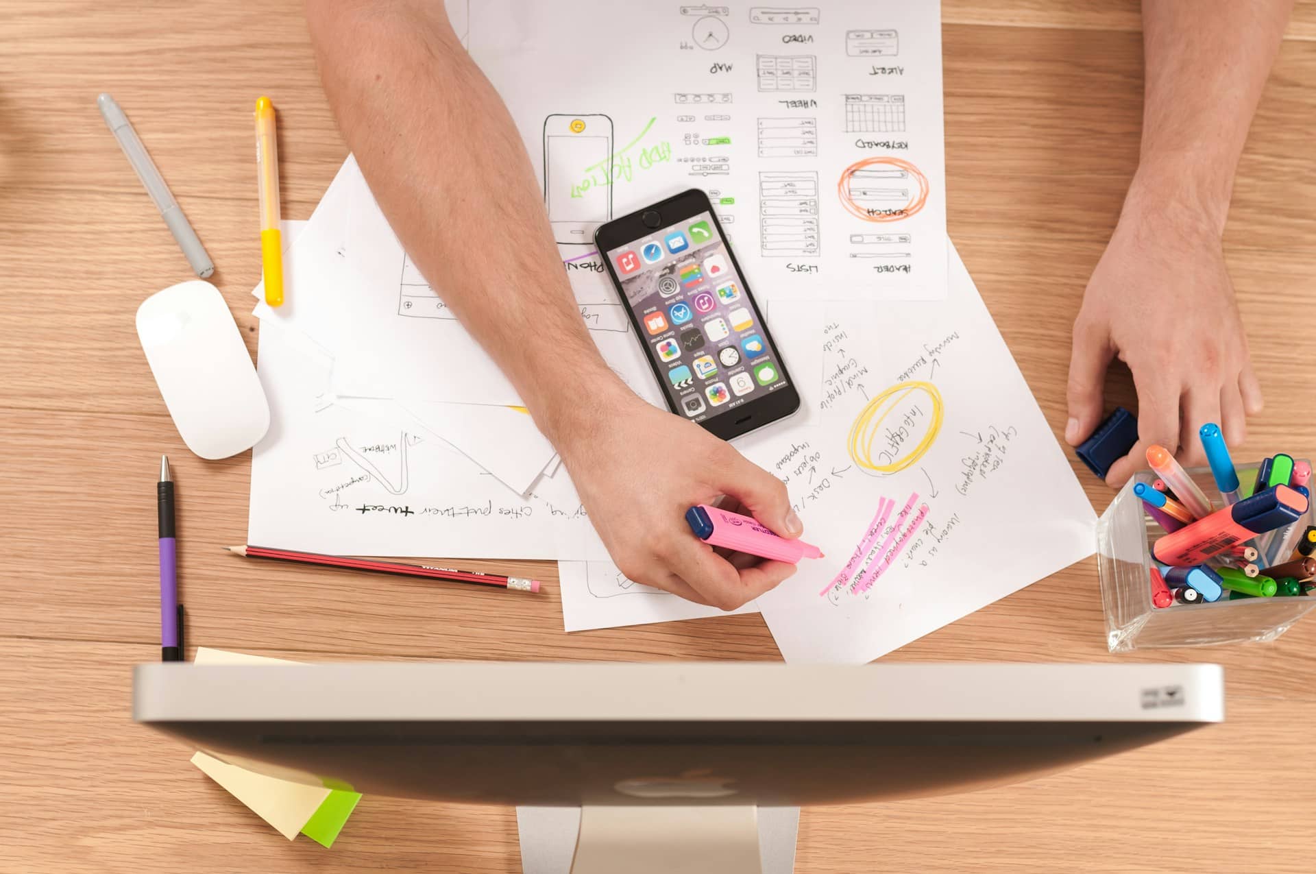 Financiële doelen inzichtelijk maken: een foto van een hand die op papier allerlei notities aan het maken is.