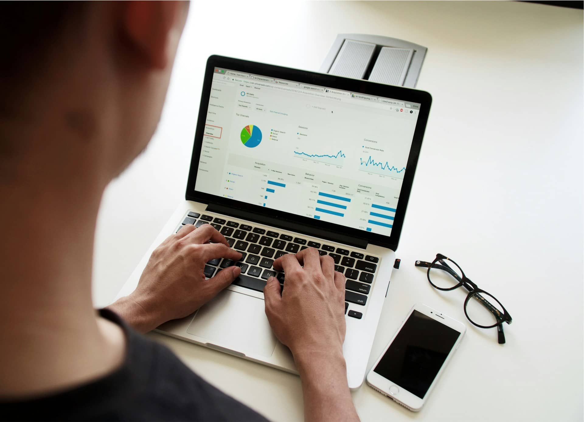Een foto van een ondernemer die zijn financiën aan het inzichtelijk maken is op zijn laptop.