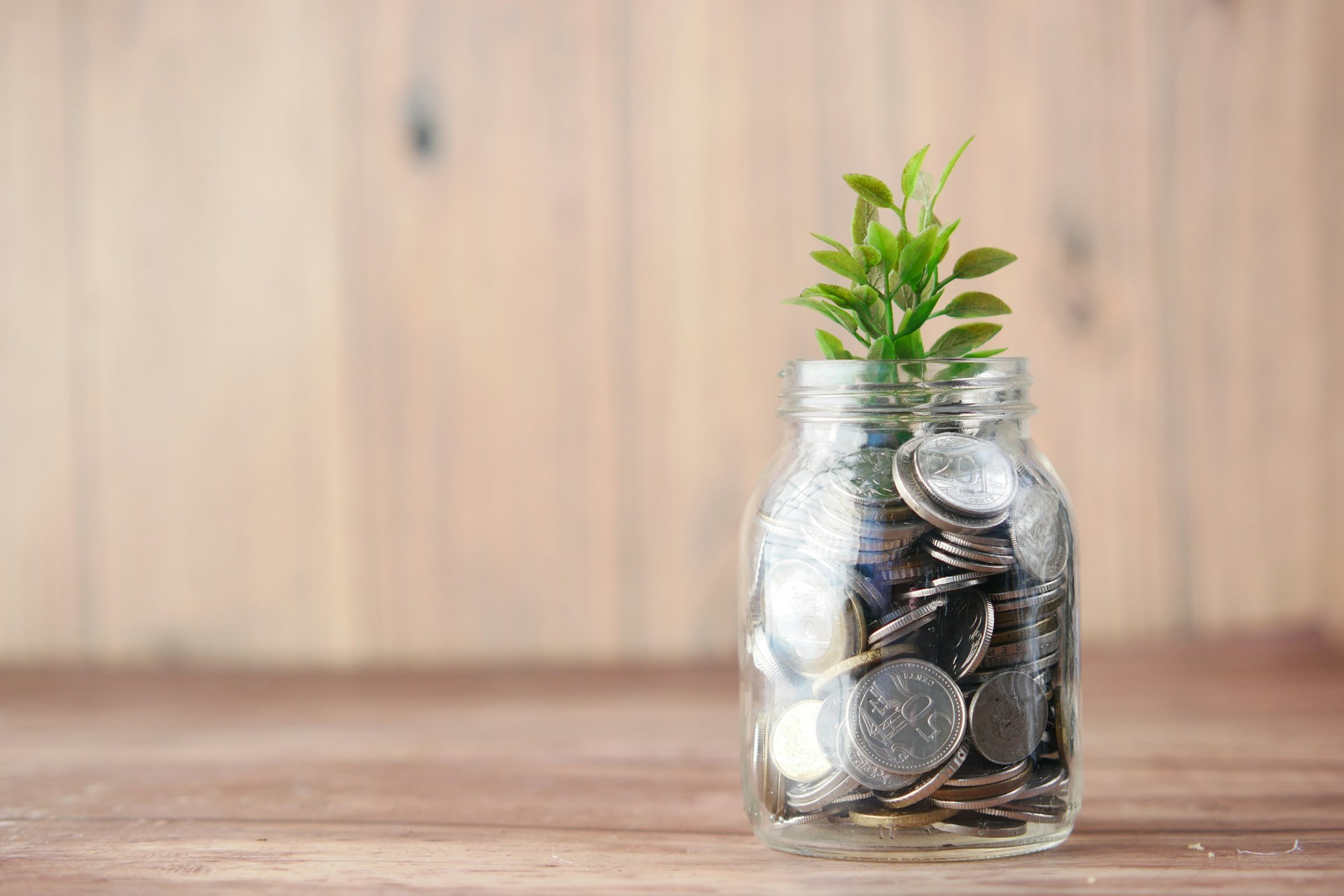Een foto van een pot met geld, die een positieve money mindset reflecteert.