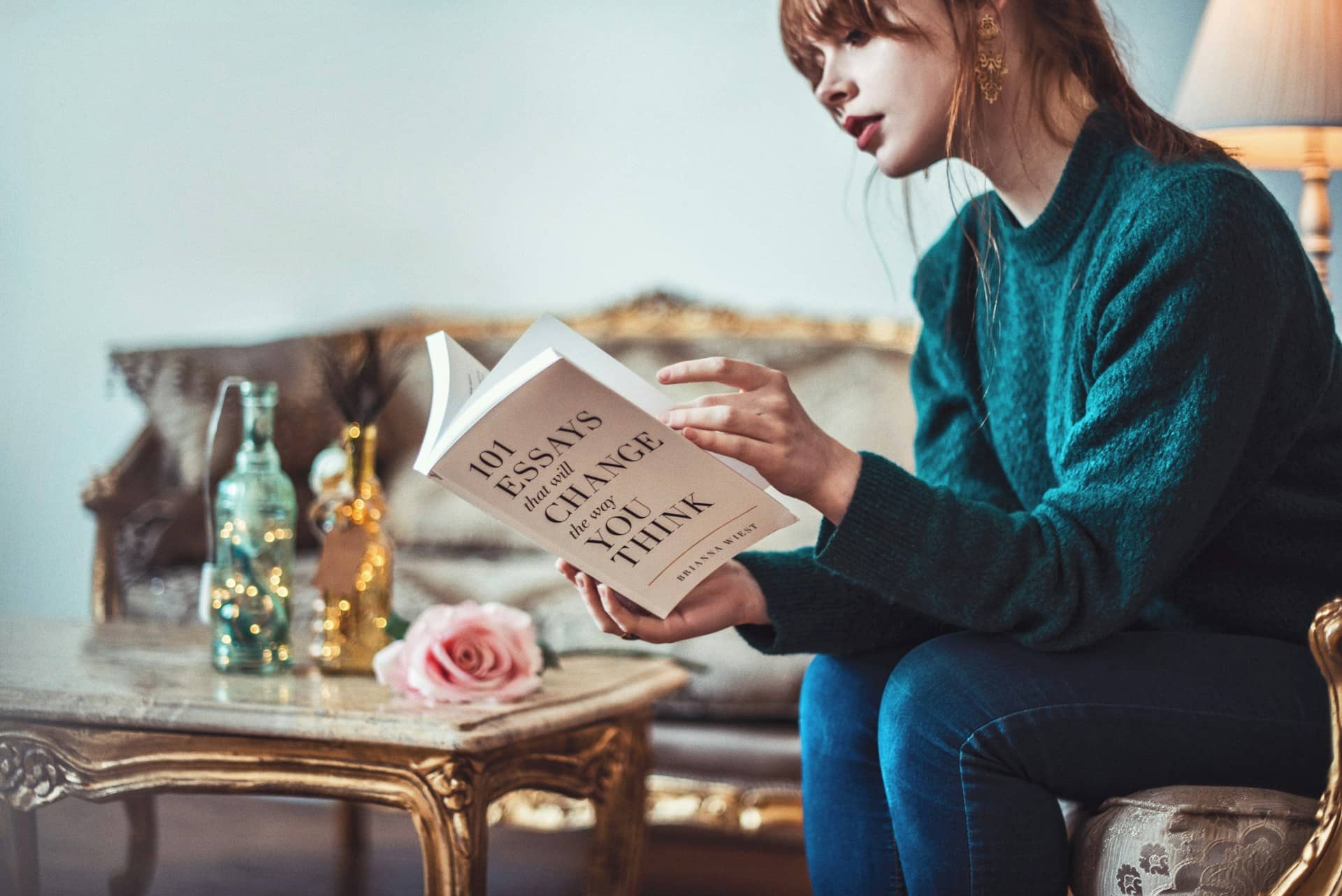 Reflecteren als ondernemer is belangrijk. Op deze foto is er een vrouw die een inspirerende boek aan het lezen is.